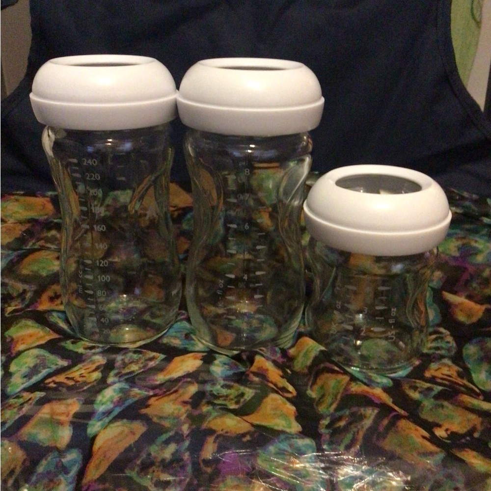 Two 8oz & One 4oz Philips Avent Natural glass baby bottles. Nipples not include